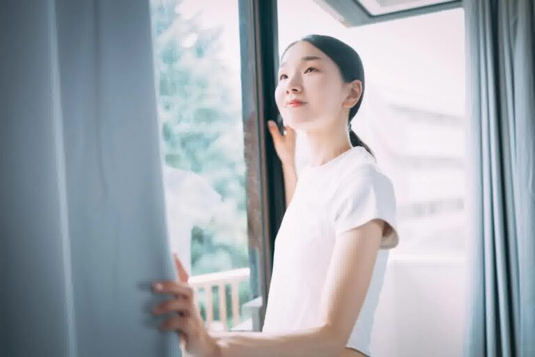 朝日を浴びる女性の横顔